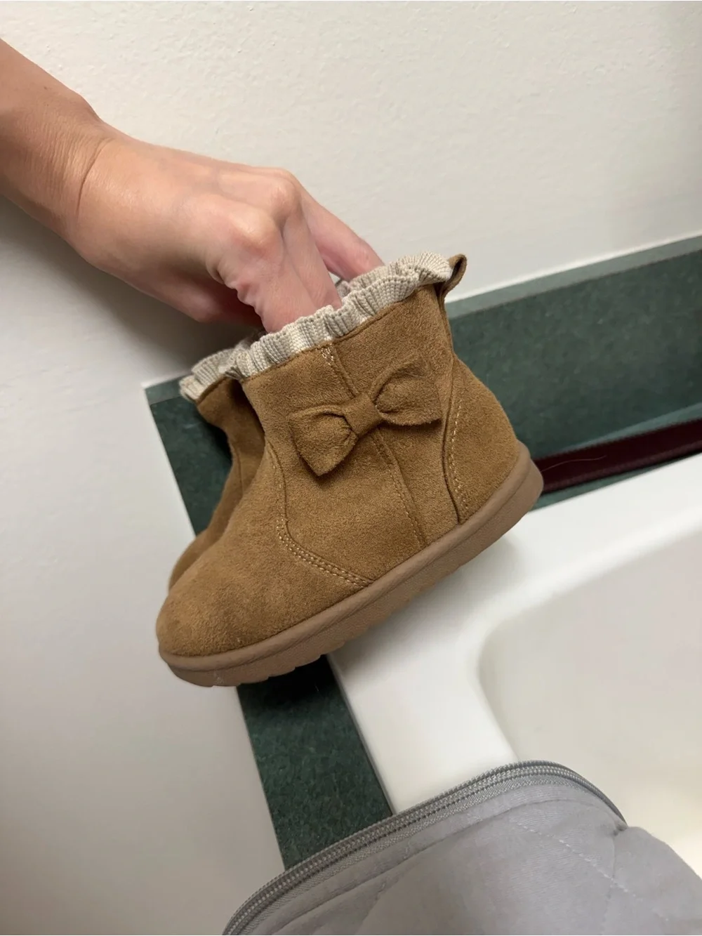 Size 6 toddler brown fur lined boots
